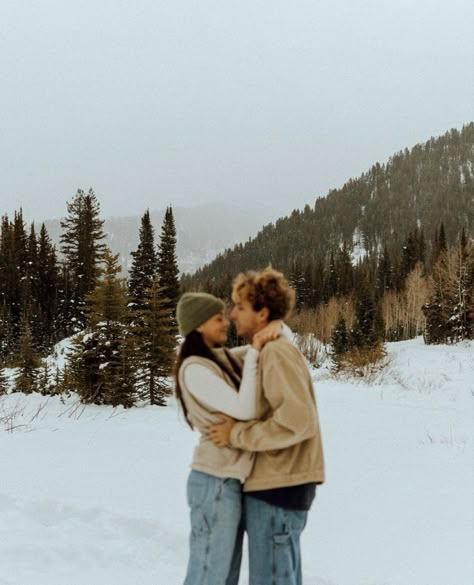 Photoshoot Ideas For Boyfriend, With Dog, Winter Couple Pictures, Photos Snow, Couple Photography Winter, Winter Engagement Photos Outfits, Snow Engagement Photos, Snow Engagement, Inspi Photo