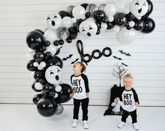 Diy Halloween Arch, Halloween Arch, Halloween Themed Birthday Party, Halloween Baby Shower Theme, Witch Party, Balloon Garland Diy, Halloween Shirts Kids, Garland Diy, Spooky Halloween Party