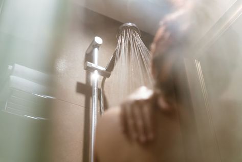 Is a Sizzling or Chilly Bathe Higher After a Exercise? Check more at https://eugeneoregonnews.net/is-a-sizzling-or-chilly-bathe-higher-after-a-exercise/ National University Of Singapore, Foam Rolling, Cold Shower, Self Massage, Muscle Recovery, Blood Vessels, Post Workout, Skin Cells, Skin Care Routine