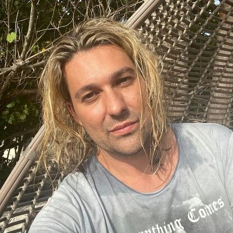 Fabiola Alvarez Covarrubias on Instagram: "#Repost davidgarrettinsta with @let.repost • • • • • • Beach day! #Beach #sun #davidgarrett #davidgarrettmusic #davidgarrettinsta #davidgarrett🎻 #vacation" Night Pictures, David Garrett, Gong Yoo, Instagram Repost, Beach Day, Violin, Eye Candy, Funny Pictures, Long Hair Styles