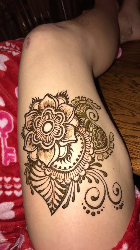 Henna Practice, Thigh Henna, Learn Henna, Henna Hand Designs, Henna Doodle, Leg Henna Designs, Henna Flower Designs, Henne Tattoo, Unique Henna