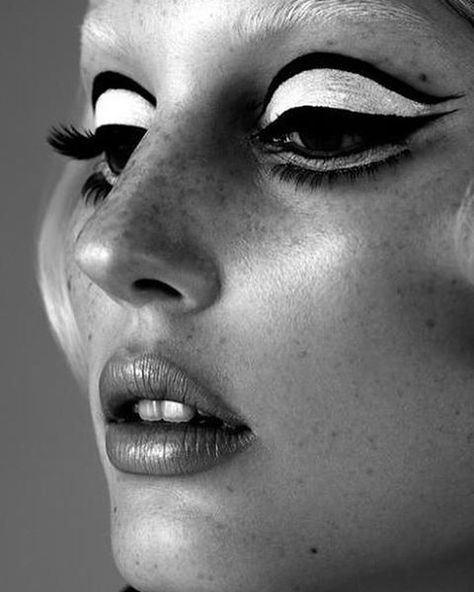 #closeUp of @crfashionbook beauty story shot by @alexandrautzmann styled by @melaniehuynh1 hair by @guillaume_berard #makeupbyviolette #fbf Black And White Makeup Photography, Black And White Makeup Aesthetic, Black And White Eyeshadow, Monochrome Photoshoot, Makeup Euphoria, White Photoshoot, Black And White Makeup, Monochrome Makeup, Idea Product