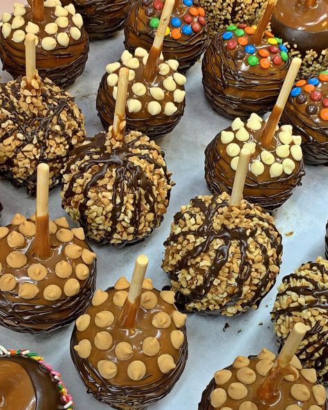 Caramel Apple Heaven!🤤🍏🍫💦 ? Caramel Apples Aesthetic, Candy Apple, Fall Caramel Apples, Gourmet Candy Apples, Gourmet Caramel Apples, Gourmet Apples, Apple Treat, Chocolate Apples, Gourmet Candy