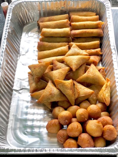 Small Chops Pictures, Small Chops Package In Nigeria, Food Tray Ideas, Small Chops, Sick Food, African Recipes Nigerian Food, Healthy Eating Meal Plan, Samosa Recipe, Small Party