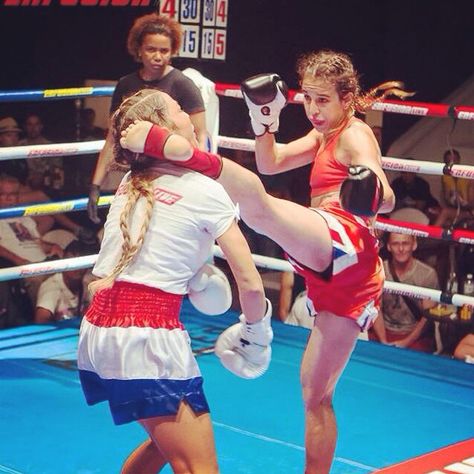 Head kick! #muaythai Round House Kick, Girl Kickboxing, Muay Thai Women, Martial Art Clothes, Teen Boxing, Women Karate, Roundhouse Kick, Karate Kick, Martial Art Uniform