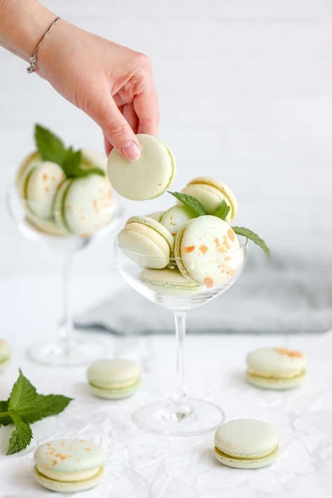 Macaroons Aesthetic, Macaron Photography, White Chocolate Macarons, Mint Macarons, Macarons Aesthetic, Beautiful Macarons, Chocolate Macarons, Chocolate Macaron, Macaron Flavors