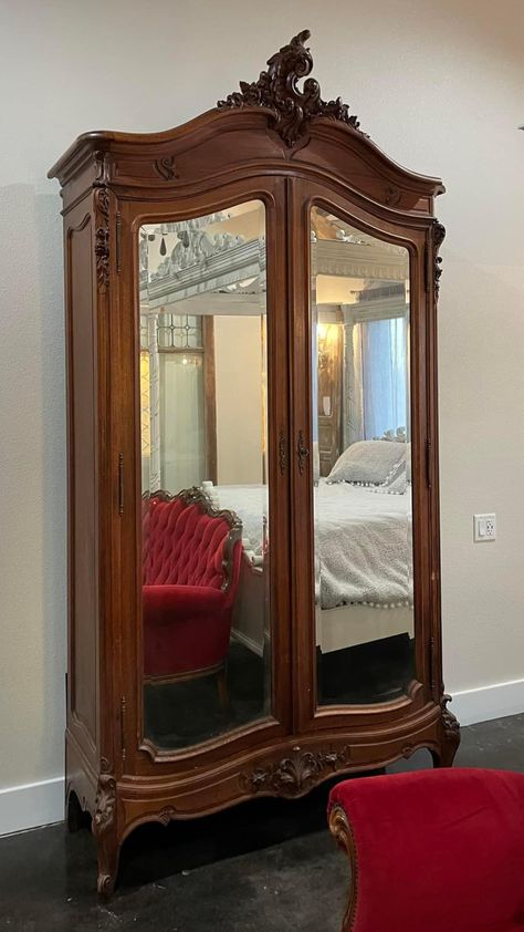 Vintage Bedroom Wardrobe, Indian Furniture Traditional, Glass Wardrobe Design, Pretty Apartments, Wardrobe Images, Wooden Armoire, Gothic Decor Bedroom, Wooden Wardrobe Design, Vintage Armoire