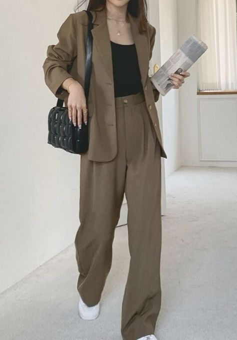 girls outfits Aesthetic Outfits Korean Style, Korean Professional Outfits Women, Business Pants Outfit Street Styles, Korean Fashion Business Casual, Suits For Women Korean, Narrator Outfit, Korean Formal Outfits For Women, Korean Suits Women, Corean Style Outfits