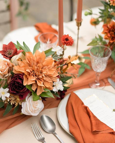 Fall Round Table Settings, Flower Centrepiece For Round Table, Fall Wedding Table Arrangements, Burnt Orange Table Setting, Inexpensive Wedding Centerpieces, Orange Wedding Themes, Handmade Bouquet, Floral Arch Wedding, Orange Wedding Flowers