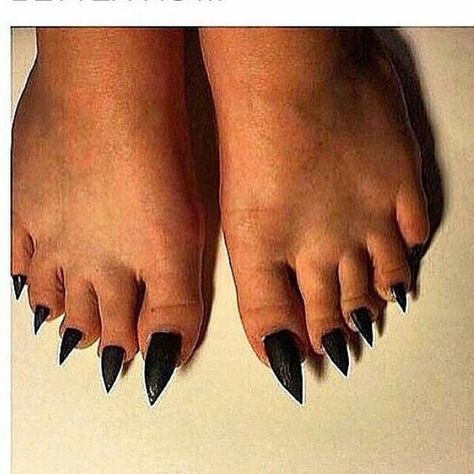 How dare?! Lol Bad Nails, Long Toenails, Crazy Nail Art, Sharp Nails, Pointy Nails, Squoval Nails, Ingrown Toe Nail, Crazy Nails, Popular Nails