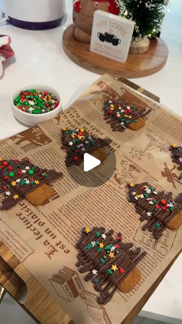 Ivy Cas on Instagram: "Easy chocolate biscoff Christmas trees 🍫🎄

i love these cookies! So when i saw the idea from @fitwaffle I had to make a milk chocolate version 😍

All you need is melted chocolate in a piping bag, biscoff cookies, wax paper or parchment paper and festive sprinkles! 

Best served with some coffee or a hot chocolate ☕️🎄

#christmas #christmastree #christmasrecipes #funrecipe #easyrecipe #easytreats #biscoff" Biscoff Christmas Tree, Hot Chocolate Christmas, Christmas Dessert Table, Biscoff Cookies, Christmas Sprinkles, Chocolate Christmas, Piping Bag, Christmas Tree Cookies, Christmas Dessert