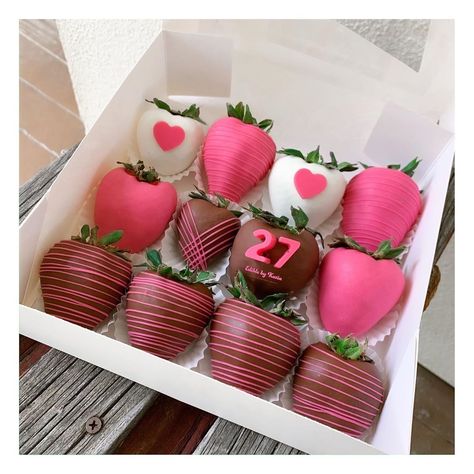 𝐜𝐮𝐬𝐭𝐨𝐦 𝐜𝐨𝐯𝐞𝐫𝐞𝐝 𝐬𝐰𝐞𝐞𝐭𝐬 ♡ on Instagram: “birthday order 💝 inspo: @strawberriesbyanna ⠀ • ⠀ ⠀ Booked for Mother’s Day ‼️ ⠀ • ⠀  #chocolatecoveredstrawberries #smallbusiness…” Chocolate Coverd Strawberries, Strawberry Ideas, Chocolate Covered Strawberry Recipe, Gift Box Cakes, Chocolate Covered Strawberries Bouquet, Edible Bouquets, Strawberry Gifts, Strawberry Delight, Valentine Day Cupcakes