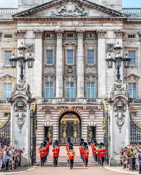 Picture by @patchphotos  @prettylittlelondon Natural Museum, Women Aesthetics, Royal Guards, Airport Shuttle, Well Traveled, Expensive Houses, City Of London, London Town, Visit London