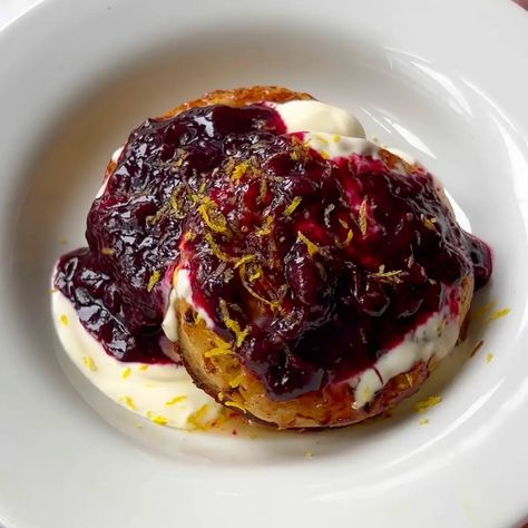 Blueberry French Toast Crumpets Gingerbread Cinnamon Rolls, Crumpet Recipe, Gooey Brownies, Food Photography Tutorial, Make French Toast, Blueberry French Toast, Blueberry Cake, Cinnamon Rolls Recipe, Crumpets