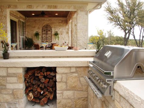 Explore inspirational outdoor kitchens for ideas on cooking islands, gas grills, cooking centers, eating areas and more. Outdoor Kitchen Countertops, Outdoor Kitchen Decor, Outdoor Kitchen Bars, Outdoor Kitchen Appliances, Pictures Tips, Grill Area, Basic Kitchen, Built In Grill, Outdoor Kitchens