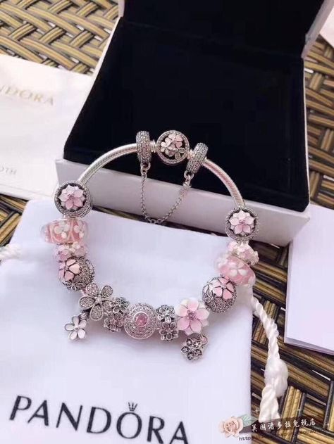 Cute Pandora Bracelet Ideas, Pandora Charm Bracelet Pink, Pink Pandora Charms, Pink Pandora Bracelet, Pandora Jewlery, Pandora Bracelet Charms Ideas, Girly Bracelets, Pandora Bracelet Designs, Pandora Jewelry Charms