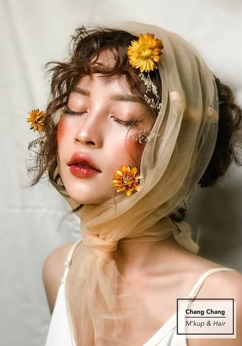 Eloise Core, Zodiac Makeup, Beauty Fotografie, Foto Portrait, Fashion Model Photography, Flowers In Her Hair, Robert Mapplethorpe, Photographie Portrait Inspiration, Idee Cosplay