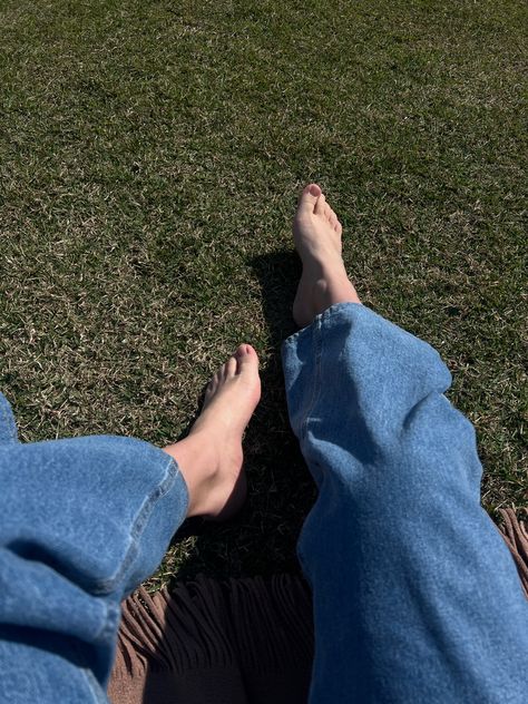 Sitting In Grass Poses, Grass Aesthetic, Aesthetic Blurry Mirror Selfie, Creative Snapchats, Grass Man, Best Friend Quotes For Guys, Daisy Jones, Selfie Poses Instagram, Sketch Ideas