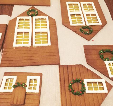 Candy Windows Gingerbread Houses, Gingerbread House Window Ideas, Gingerbread Windows, Gingerbread House Windows, Gingerbread Cookie House, Paper Template Design, Graham Cracker Gingerbread House, Gingerbread Inspiration, Gingerbread Creations