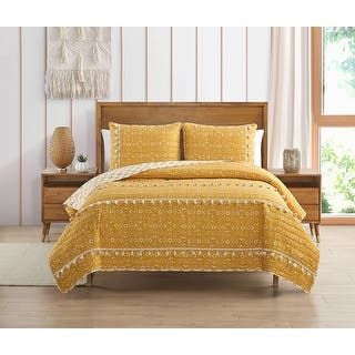 Quilts & Coverlets | Find Great Bedding Deals Shopping at Overstock Bedroom Décor, King Bedding Sets, Twin Quilt, Bedding Stores, Quilted Coverlet, Medallion Design, Size King, King Quilt, Reversible Quilt