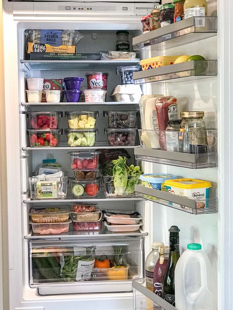 Fridge Organisation Aesthetic, Simple Fridge Organization, Organisation Fridge, Fridge Organising, Organised Fridge, Hinch Cleaning, Small Fridge Organization, Fridge Organisation, Organized Fridge