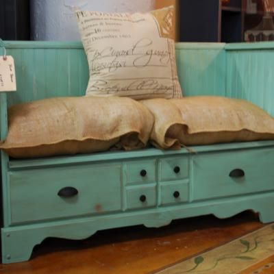 This is so cute and I love that you get to use an old dresser. How many cute dressers do you see that are missing drawers or something? Now you can still use it! Dresser Makeovers, Dresser Bench, Making A Bench, Repurposed Dresser, Deco Champetre, Dekor Diy, Old Dressers, Old Furniture, Redo Furniture