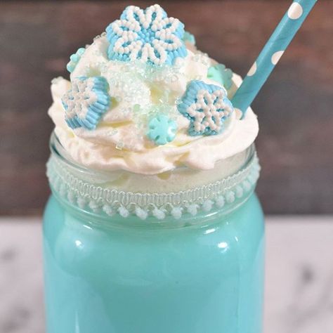 This Disney's Frozen White Hot Chocolate will make your Frozen fan smile from ear to ear. Not only is this creamy and delicious, it is BEAUTIFUL!  #disney #frozen #elsa #hotchocolate #yummy #sweettreat #chocolate  http://www.sparklestosprinkles.com/disneys-frozen-white-hot-chocolate/ Birthday Journal, Dessert Soup, Chocolate Creations, Bear Recipes, Frozen Hot Chocolate, White Hot Chocolate, Salad Sauce, Festive Drinks, Homemade Hot Chocolate