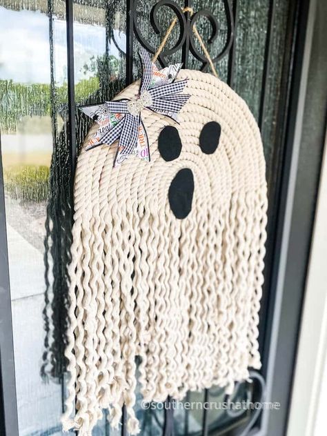 Get the look of macrame without all the knots! This wall hanging ghost decoration is made with white dollar tree nautical rope and requires no knotting skills. It's the perfect project for beginners or anyone looking for a quick and easy macrame wall hanging decoration for Halloween. This ghost front door decor is the perfect Wood Halloween Crafts, Macrame Ghost, Easy Macrame Wall Hanging, Wood Halloween, Easy Macrame, Holiday Wreaths Diy, Ghost Diy, Halloween Wood Crafts, Hanging Ghosts