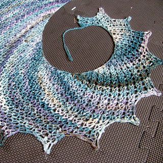 Dragon Tail Shawl, Dragon Tail, Crochet Shawls And Wraps, Kawaii Crochet, Shawl Patterns, Shawl Crochet Pattern, Crochet Poncho, Handspun Yarn, Knitted Shawls