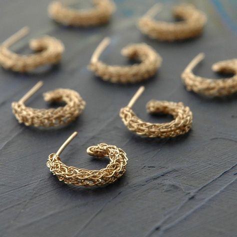 A different technique from traditional crochet, using wire instead of yarn. Crochet Metal, Wire Knitting, Wire Crochet Jewelry, Crochet Patterns Free Beginner, Bijoux Fil Aluminium, Knit Jewelry, Crochet Jewelry Patterns, Viking Knit, Wire Crochet