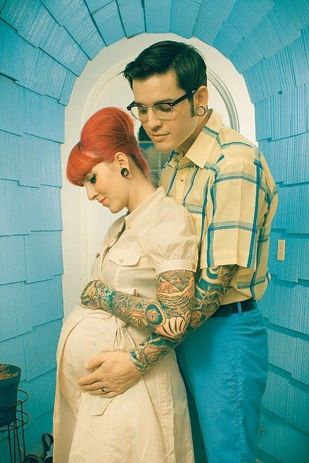 Awesome...50s style maternity photos Rockabilly Couple, Rockabilly Baby, Parent Tattoos, Rockabilly Pin Up, Psychobilly, Rockabilly Fashion, Couple Tattoos, Pregnancy Shoot, Maternity Pictures