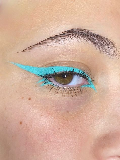 Aqua Blue Eyeliner, Turquoise Eyeliner Looks, Aqua Eyeliner, Turquoise Eyeliner, Teal Eyeliner, Sky Blue Eyes, Green Eyeliner, Anime Eye Makeup, Teal Eyes