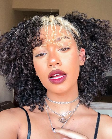 29.1 mil curtidas, 232 comentários - carina soares (@eucarinasoares) no Instagram: “all my troubles on a burning pile” Soft Egirl Makeup, Burning Pile, Soft Egirl, Curly Highlights, Egirl Makeup, Dyed Curly Hair, Black Hair With Highlights, Colored Curly Hair, Tight Curls