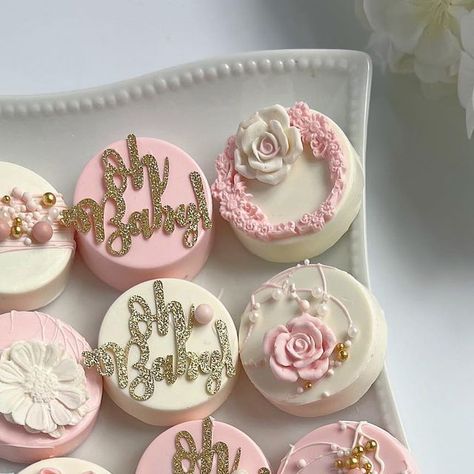 Stephanie James on Instagram: "Baby shower chocolate covered Oreos in shades of light pink, white and gold. Happy Thursday sweet friends. 🌸 #chocolatecoveredoreos #dippedoreos #customoreos #oreodesign #minitreats #babyshowertreats #chocolatetreats #fondantdecorations #sprinkletreats" Pink And Gold Chocolate Covered Oreos, Boho Rainbow Chocolate Covered Oreos, Oreo Covered Chocolate, Pink Chocolate Covered Oreos, Chocolate Covered Oreos Baby Shower, Pink Oreos, Decorated Oreos, Chocolate Dipped Treats, Oreo Treats