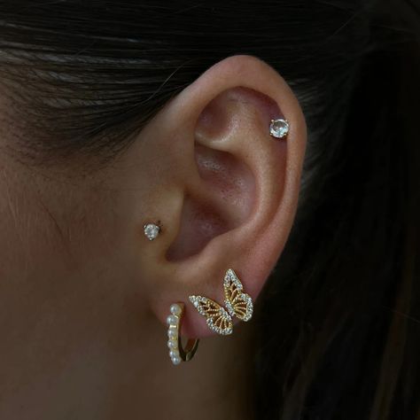 Minimalist Ear Piercings Ideas Classy, Dainty Earring Stack, Earring Combos, Pretty Stacks, Butterfly Piercing, Pearl Huggies, Ear Stacks, Earring Stacks, Ear Peircings