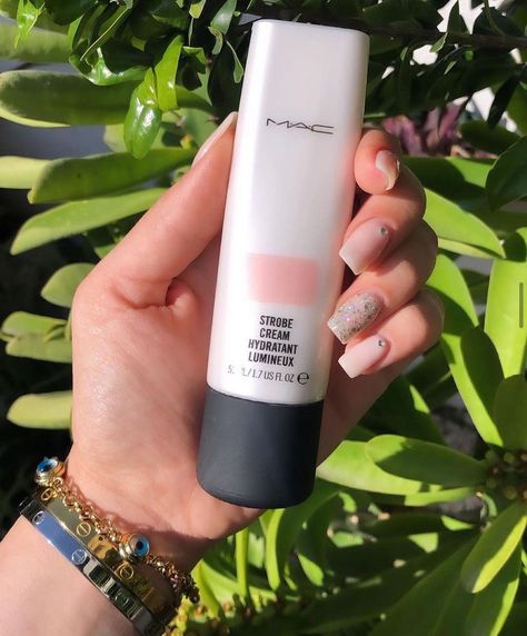 M·A·C Cosmetics Australia & NZ on Instagram: “Luminous moisturiser 🤝 liquid highlighter. Packed with iridescent particles, best-selling Strobe Cream brightens and clarifies your look…” Thermal Highlighter Makeup, Mcobeauty Highlighter, Master Chrome Highlighter, Rare Beauty Positive Light Liquid Luminizer, Liquid Luminizer, Mac Strobe Cream, Strobe Cream, Cream Highlighter, Brightening Cream