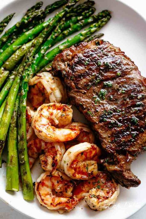 Steak & Shrimp slathered in garlic butter makes for the BEST steak recipe! | cafedelites.com Diet Meal Recipes, Pepper Cream Sauce, Good Steak Recipes, Beginners Recipes, Valentine Dessert, Healthy Side Dish Recipes, Grilled Asparagus Recipes, Steak Shrimp, Garlic Prawns