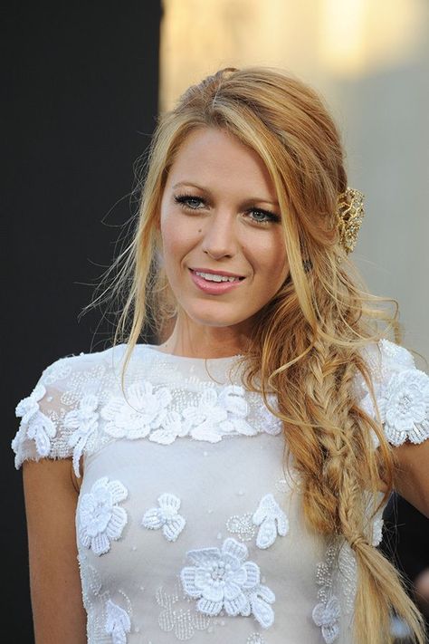 Blake Lively Braid, Blake Lively Hair, Messy Hair Updo, Oval Face Hairstyles, Jada Pinkett Smith, Oval Face Shapes, Hairstyle Look, Zooey Deschanel, Oval Faces