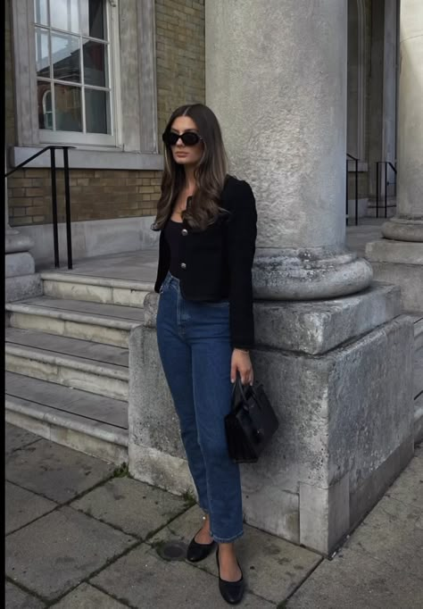 Classy Mom Jeans Outfit, Pearl Earrings Outfit Casual, Office Outfits With Flats, Posh Casual Outfits, Spring Jeans Outfit 2024, Casual Elevated Outfits, Old Money Church Outfit, Dark Navy Jeans Outfit, Autumn Old Money Outfits