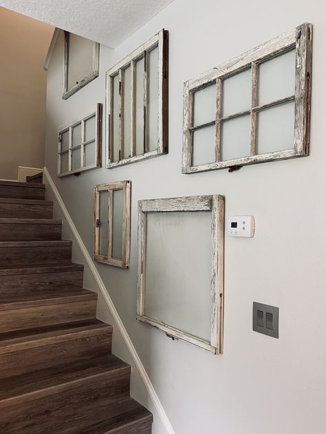 Things To Do With Old Windows, Repurpose Old Windows, Rustic Window Frame Wall Decor, Farmhouse Window Picture Frame, Hanging Old Windows On Wall, Hang Old Window On Wall, Foto Scale, Wood Art Frames, Old Window Collage Wall