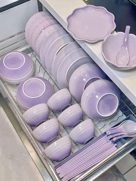 Mint Green Room, Green Room Design, Assiette Design, Quirky Kitchen Decor, Kitchen Decor Collections, Crockery Design, Quirky Kitchen, Purple Kitchen, Desain Buklet