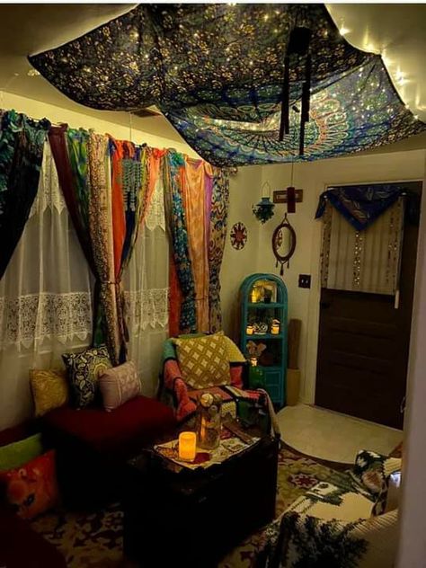 Blanket Ceiling, Blankets On Ceiling, Scarf Ceiling, Scarves Hanging From Ceiling, Boho Fabric Ceiling Ideas, Celling Decoration Ideas, Hippy Living Room, Sesh Room, Maximalist Interior