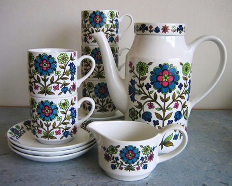 midwinter pottery country garden, coffee pot set Meakin Pottery, Midwinter Pottery, Vintage Crockery, Coffee Sets, Collectible Pottery, Vintage Coffee Pot, 70s Decor, Garden Coffee, Vintage Blog