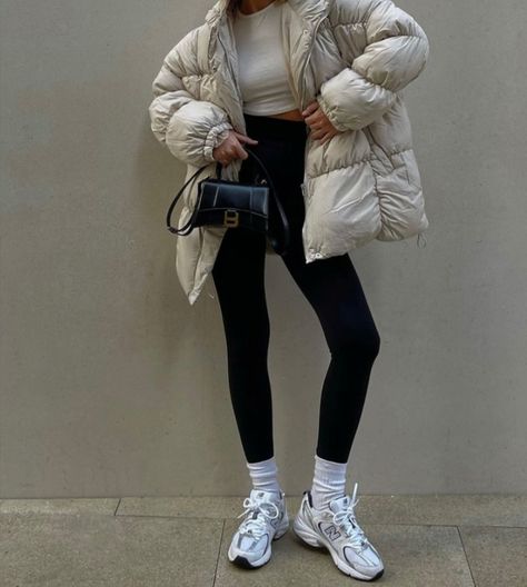 Cute Minimal Street Style Outfit Roadtrip Outfit, Road Trip Outfit, Walking Outfits, Trip Outfits, Effortlessly Chic Outfits, 90s Fashion Outfits, Future Outfit, Sporty Outfits, Outfit Inspo Fall