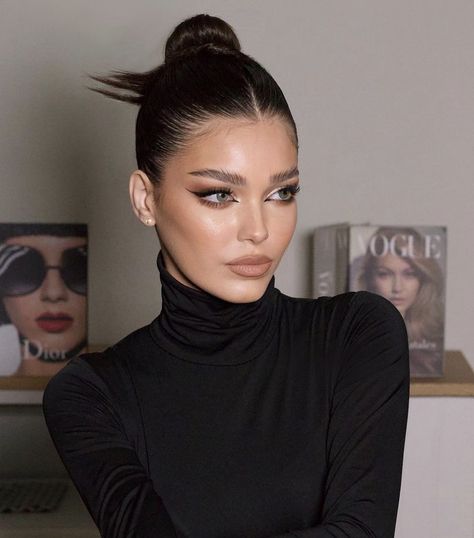 Makeup For Night Out, Kendall Makeup, Elegant Haircuts, Sleek Back Hair, Sleek Bun Hairstyles, Long Shiny Hair, Hot Haircuts, Red Carpet Hair, Glam Hair