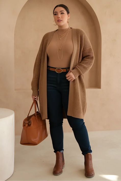 2024 Midsize Fashion, Cute Business Casual Outfits Plus Size, Classic Plus Size Outfits, Business Casual Outfits With Boots, English Fashion Women, Plus Business Casual Outfits, Curvy Professional Work Outfits, Business Casual Outfits For Women Curvy, Business Casual Outfits Mid Size