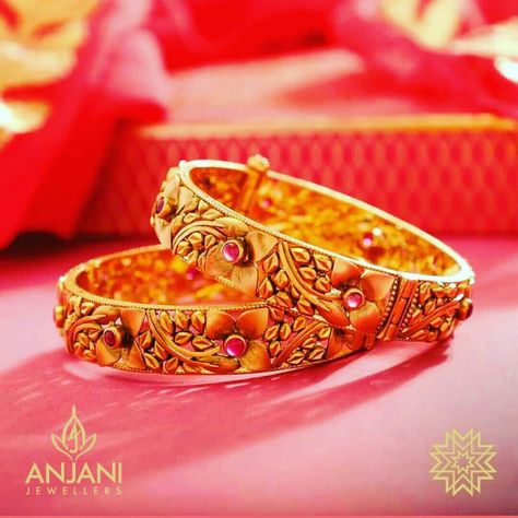 Marvelous finishing handmade Bangles Bangles For Bride, Gold Bangle Design, Manubhai Jewellers, Antique Gold Bracelet, Bangle Design, Antique Gold Jewelry Indian, Gold Bangle Set, Antique Jewellery Designs, Gold Jewelry Simple Necklace