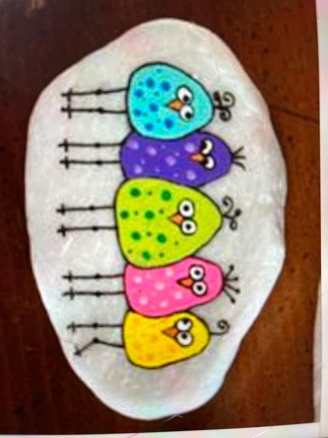 Rock Painting Ideas Birds, Painted Rocks Animals Easy, Painted Rocks Kids Easy, Painted Rocks Birds, Easter Rock Painting Ideas, Animal Rock Painting Ideas, Rock Dot Painting, Elspeth Mclean, Garden Rock Art