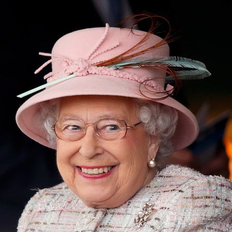 16 of the Most Unexpectedly Funny Things Queen Elizabeth II Has Ever Said Elizabeth Ii Young, Queen Elizabeth Portrait, Young Queen Elizabeth, Queen Hat, Rainha Elizabeth Ii, Queen E, Portrait Vintage, Elisabeth Ii, Princess Elizabeth