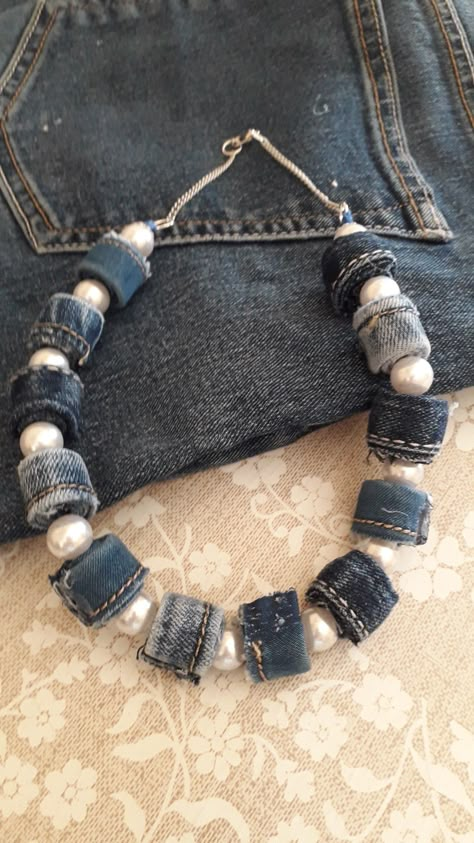 Recycled Denim Jewelry, Denim Scraps Ideas, Diy Edgy Clothes, Fabric Bracelets Diy, Denim Scraps, Diy Wire Earrings, Handbag Sewing Patterns, Denim Crafts Diy, Fiber Art Jewelry